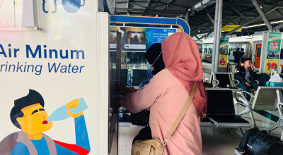 Bawa Tumbler Sendiri, Penumpang Kereta di Surabaya dan Malang Kini Bisa Isi Air Minum Gratis