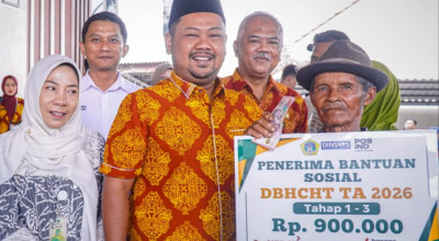 Dimulai Dari Kecamatan Dukun, Bupati Gresik Salurkan BLT DBHCHT