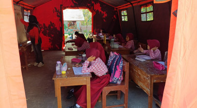 Atap Ruang Kelas Ambruk, Puluhan Siswa di Tulungagung Belajar Dalam Tenda