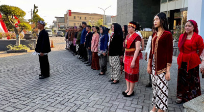 HUT ke-81 RI, Staf Dafam Pacific Caesar Surabaya Pakai Baju Adat