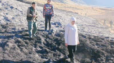Karhutla Bromo Meluas 176 Hektare, Khofifah Pimpin Langsung Operasi Pemadaman