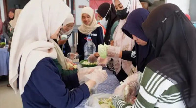 Sulap Limbah Dapur Jadi Produk Bernilai Ekonomi, Mahasiswa Unair Edukasi Ibu PKK Lamongan