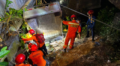 Mobil Terjun ke Sungai Sedalam 7 Meter di Trenggalek, 2 Penumpang Selamat