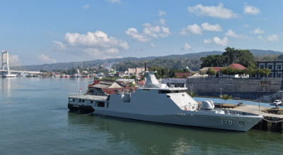 KRI Bung Hatta-370 Angkut Ratusan Paket Bantuan untuk Korban Gempa NTT