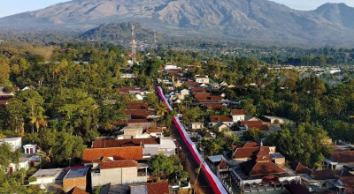 Bendera Merah Putih Raksasa Berkibar di Kaki Gunung Arjuno Malang