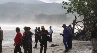 Petugas Pasang Jaring Untuk Tangkap Buaya Muara di Tulungagung