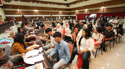 Ribuan Mahasiswa Baru Untag Surabaya Padati Graha Widya Jelang PKKMB