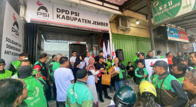 Ratusan Paket Sembako Dibagikan ke Ojol Saat Peresmian Kantor DPD PSI Jember