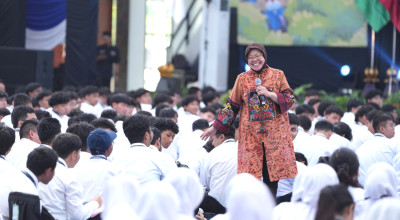 Risma Bagikan Pengalaman Bangun Surabaya di Hadapan Ribuan Maba ITS
