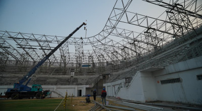 Tiga Crane Dikerahkan, Pemasangan Atap Stadion Gelora Daha Jayati Kediri Dikebut