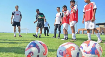 Coaching Clinic di Bali, Legenda Liverpool FC Tanamkan Mental Juara