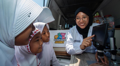Belajar Mikroplastik di Kali Tebu, Gibran Pertama Kali Pakai Mikroskop