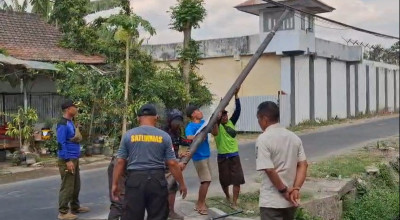 Tak Berizin, Empat Tiang Kabel Fiber Optik di Tulungagung Dirobohkan Petugas