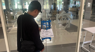 Mahasiswa Segel Gedung Rektorat UINSA, Desak Rektor Temui Massa