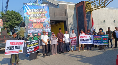 Warga Tulungagung Gelar Aksi Tolak Outlet Penjual Minuman Keras