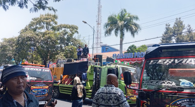 Ratusan Sopir Truk Gelar Aksi di Geruduk Dishub Jatim, Ini Tuntutannya