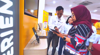 Foto: Hari Pelanggan, Bos Indosat Ikut Layani Pelanggan