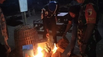 Gerebek Judi Sabung Ayam, Polisi Tulungagung Bakar Perlengkapannya