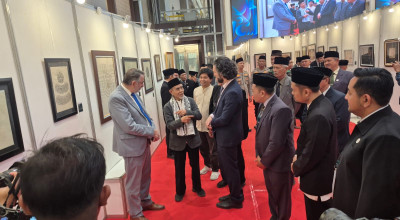 Warga Amerika Puji Karya-karya dalam Festival Kaligrafi Internasional di Gontor
