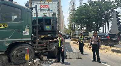 Truk Trailer Oleng dan Tabrak Median Jalan Nasional Lamongan-Babat