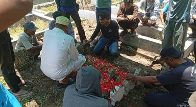 Jenazah Triyono Sopir Truk Korban KM Virgo Transport 8 Dimakamkan di Surabaya