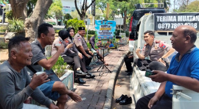 Satbinmas Polres Gresik Ngopi Bareng Warga di Bundaran GKB