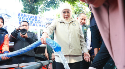 Gubernur Khofifah Kirim Tandon dan Jeriken untuk Warga Pasuruan Atasi Dampak Kekeringan
