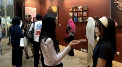 Melihat Pameran Lukisan “Dialog Batik Madura" di Surabaya Karya Malya Sasmaya