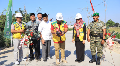 Bupati Yani Resmikan Betonisasi JPD Klampok-Munggugebang Benjeng Gresik