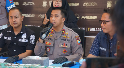 Polisi Bongkar Paket Vespa Berisi 10,8 Kg Ganja di Ekspedisi Gresik