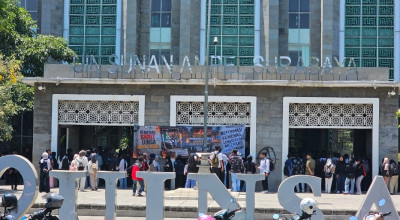 Mahasiswa UINSA Demo Tolak Penetapan Rektor, Api Mulai Dinyalakn