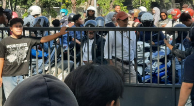 Mahasiswa UINSA Segel Kampus Tuntut Rektor Segera Mundur