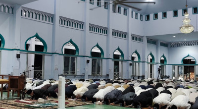 Seabad Gontor, Puluhan Ribu Alumni dan Santri Sujud Syukur di Masjid Jami PMDG