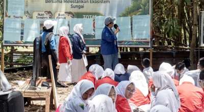 Ecoton Ajak 50 Pelajar SMA Kenali Ekosistem Kali Surabaya di Gresik