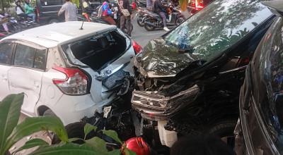 Alphard Tabrak Belasan Motor-Mobil di Menur Pumpungan Surabaya