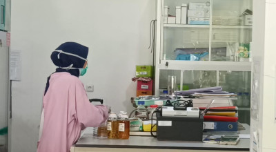 Labkesmas Uji Sampel Makanan, Pakcoi dan Muntahan Korban Keracunan MBG di Sidoarjo