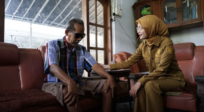 Mbak Vinanda Sambangi Disabilitas di Kediri, Serahkan Bantuan Alat Mobilitas