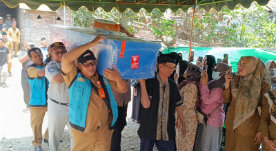 Isak Tangis Sambut Jenazah Korban KM Virgo Transport 8 Asal Tulungagung