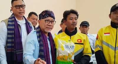 Bulog dan Kemenko Pangan Bagikan Langsung 7.542 Ton Beras Banpang di Kediri
