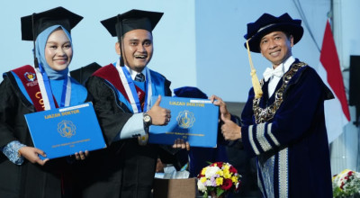 Cinta Bersemi di Kampus, Pasutri Sukses Wisuda Doktor Bersama di ITS