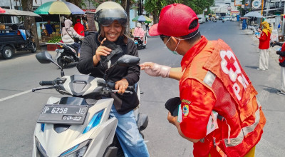 Kasus Flu dan ISPA Merebak, PMI Jember Bagikan Masker ke Pengguna Jalan