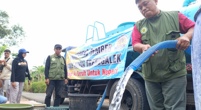 Musim Kemarau, KAUJE Trenggalek Salurkan Bamtuan Air Bersih