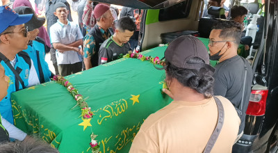 Isak Tangis Sambut Kedatangan Jenazah Korban KM Virgo Transport 8 di Tulungagung