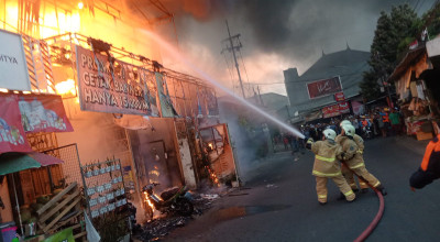 Percetakan di Kenjeran Surabaya Terbakar Saat Nyalakan AC, 16 Unit PMK Dikerahkan