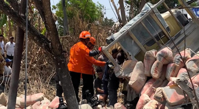 Dramatis, Tim SAR Evakuasi Kernet Truk Terjepit di Jalur Bojonegoro-Cepu