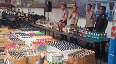 Polrestabes Surabaya Sikat Penjual Miras Ilegal
