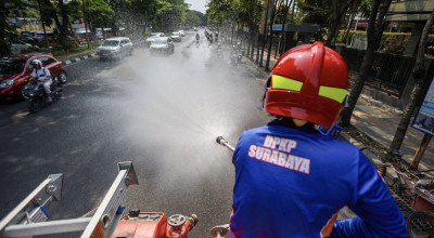 Redam Debu Proyek dan Suhu Panas, Damkar Surabaya Intensifkan Pembasahan Jalan
