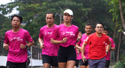 Peringati Pink October, Ratusan Warga Surabaya Lari dan Jalan Sehat