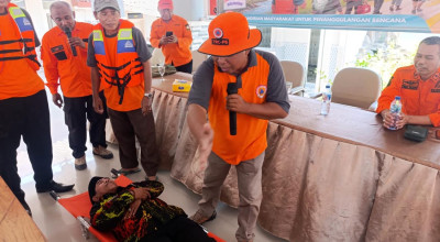 Rela Ditandu, Camat Besuki Pimpin Simulasi Cegah Banjir Pantura
