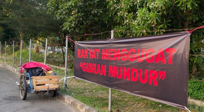 Spanduk 'Rakyat Menggugat, Gibran Mundur' Muncul di Protokol Sidoarjo